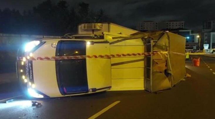 Pendik’te park halindeki kamyona çarpan kamyonet devrildi: 1 yaralı