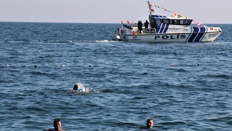 ‘Pes’ dedirten an!  Deniz polisi alarma geçti, onlar yüzerek izledi