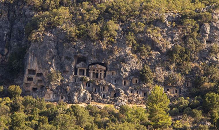 Pınara Antik Kenti’nde sarp yamaca oyulmuş kaya mezarları tatilcilerin rotasında