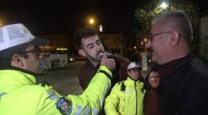Polis uygulama noktasında ilginç anlar! Kurtarmak için çağrılanlar da alkollü çıktı