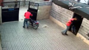 Polisi fark edince motosikleti, çaldığı eve bıraktı