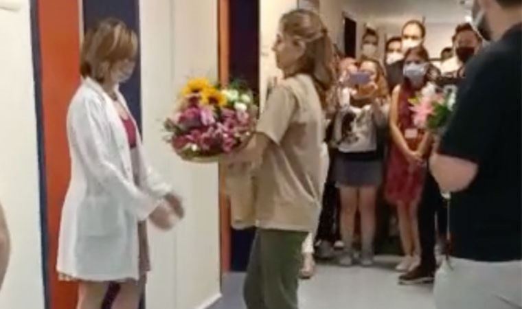 Prof. Dr. Sevgi Akarsu, çiçekle istifasını verdi