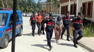 Rahatsız ettiği iddiasıyla eve çağırdıkları kişiyi öldüren karı- koca tutuklandı