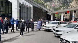 Rusya’dan kaçış sürüyor! 14 kilometrelik araç kuyruğu