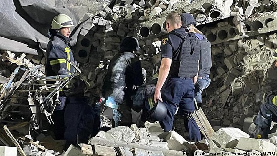 Rusya’nın vurduğu 5 katlı binada en az 15 kişi öldü