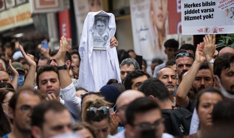 Sağlık çalışanları, seslerini duyurmak için alanlara indi, polis sert müdahale etti