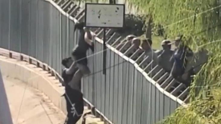 Şanlıurfa’da sulama kanalına düşen kadını polisi kurtardı