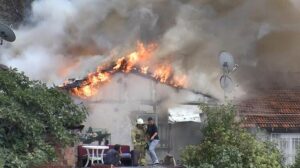 Sarıyer’de evinin alev alev yanışını çaresizlik içinde izledi