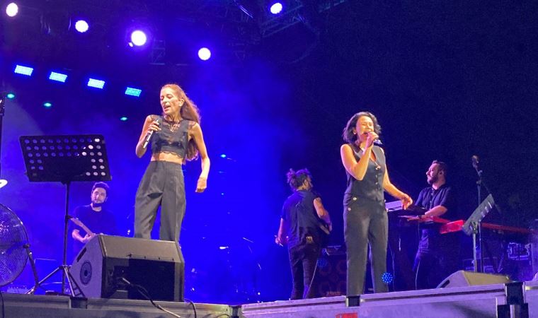 Şarkıcı Gülşen’in sahneye çıkamadığı İEF’te orkestra ve vokal grubu yer aldı