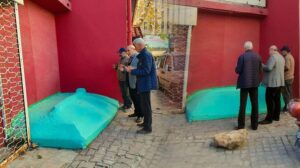 Şehrin ortasında gizemli yatır: Kim olduğunu bilmeden dua ediyorlar