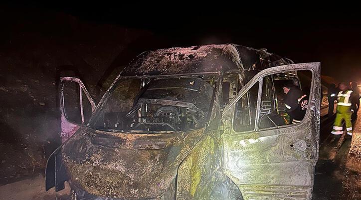 Seyir halindeki minibüs alev alıp yandı; 9 kişi yara almadan kurtuldu