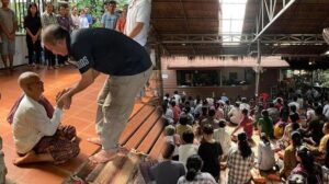 Sırtındaki ‘kara delik’ dünyanın sonunu getirecekmiş! 20 bin kişi evini bastı