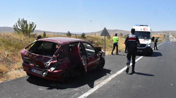 Sivas’ta otomobil, bariyerlere çarptı; 2’si ağır 5 yaralı