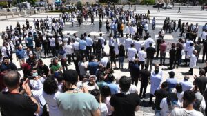 Sivas’ta sağlıkçılar ‘önlük’ çıkardı