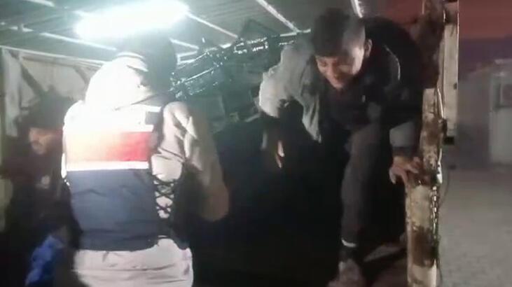 Şoke eden olay! Kasaların arasından 23 göçmen ve kaçakçı çıktı