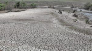 Sular çekildi, eski Kars-Ardahan karayolu ortaya çıktı