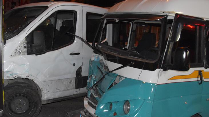 Sürücülerden 1’inin aranması, diğerinin alkollü çıktığı kazada 12 yaralı