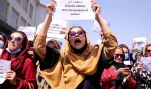 Taliban tarafından eğitim hakları ellerinden alınan kadınlar karanlığa karşı mücadele ediyor