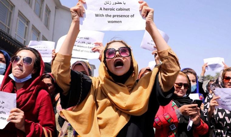 Taliban tarafından eğitim hakları ellerinden alınan kadınlar karanlığa karşı mücadele ediyor