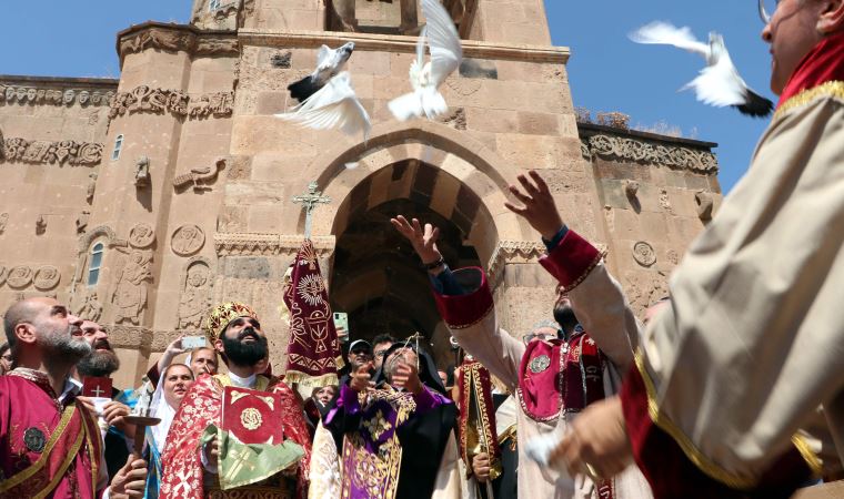Tarihi Akdamar Kilisesi’nde 10’uncu ayin