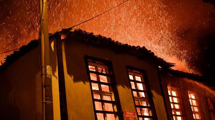 Tarihi konak küle döndü! Korku dolu anlar