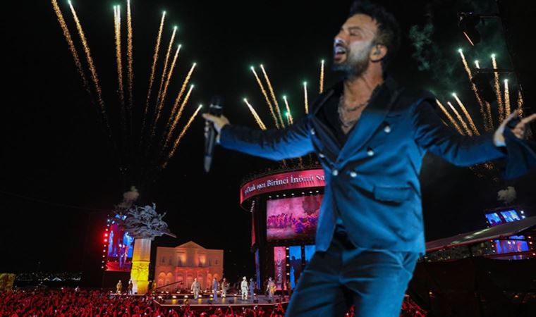 Tarkan, İzmir’in Kurtuluşu’nun 100. yılı nedeniyle verdiği halk konseriyle milyonlara umut aşıladı, bayram yaşattı
