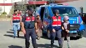 Tatil bahanesiyle geldiği annesinin 5 komşusunu soydu