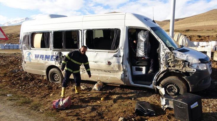Taziyeye gidenleri taşıyan minibüsle kamyonet çarpıştı: 10 yaralı