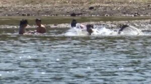 Tehlikeli uyarısına rağmen gölde yüzdüler