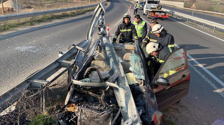Tekirdağ’da feci kaza: Otomobil bariyerlere ok gibi saplandı
