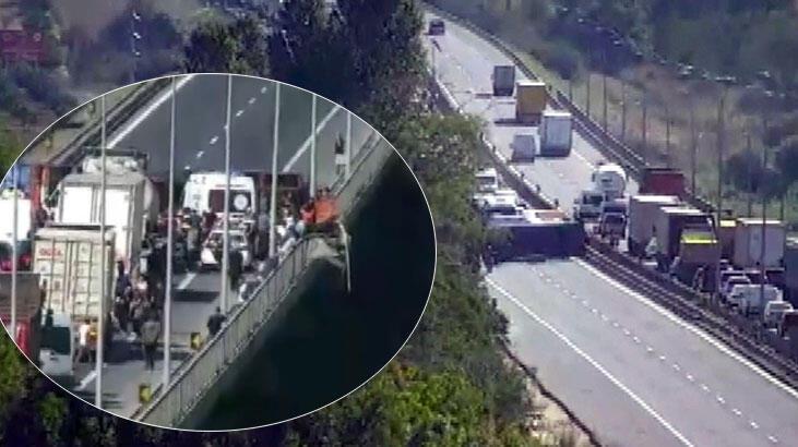 TEM Otoyolu’nda TIR devrildi: Yol ulaşıma kapandı