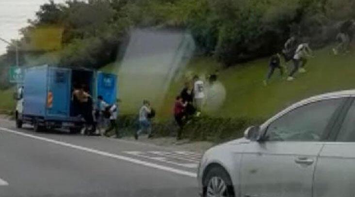 TEM’de kamyonet bozuldu! Kaçak göçmenler koşarak kaçtı