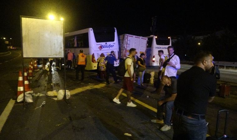 TEM’de TIR, kamyon ve yolcu otobüsü kazaya karıştı: 8 kişi yaralandı