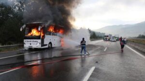 TEM’de yolcu otobüsü alev alev yandı