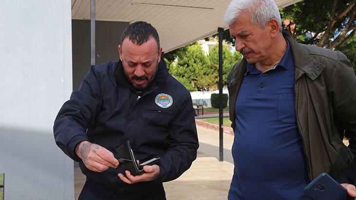 Temizlik görevlisi bulduğu içinde 5 bin euro ile 3 bin TL olan cüzdanı sahibine ulaştırdı