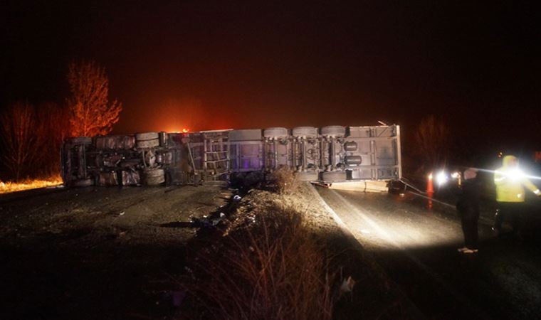 TIR devrildi: Kastamonu-Sinop kara yolu ulaşıma kapandı
