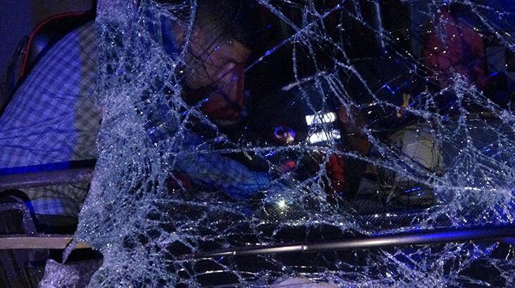 TIR’a arkadan çarpan otobüste muavin hayatını kaybetti: 43 yaralı var