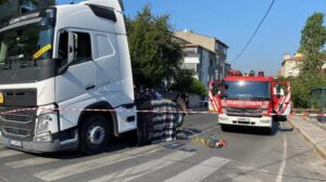 TIR’ın altında 100 metre sürüklenen yaşlı kadın feci şekilde can verdi