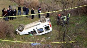 Tokat’ta hafif ticari araç devrildi: Anne ve kızı öldü, 3 yaralı 