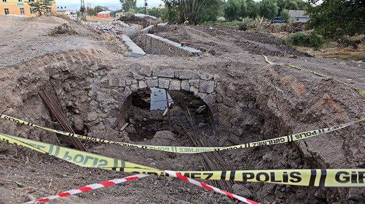 Tunceli’de tarihi köprü ortaya çıktı, dere ıslah çalışması durduruldu
