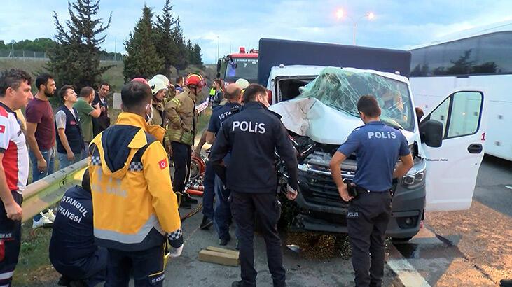 Tuzla TEM Otoyolu’nda iki kamyonet çarpıştı