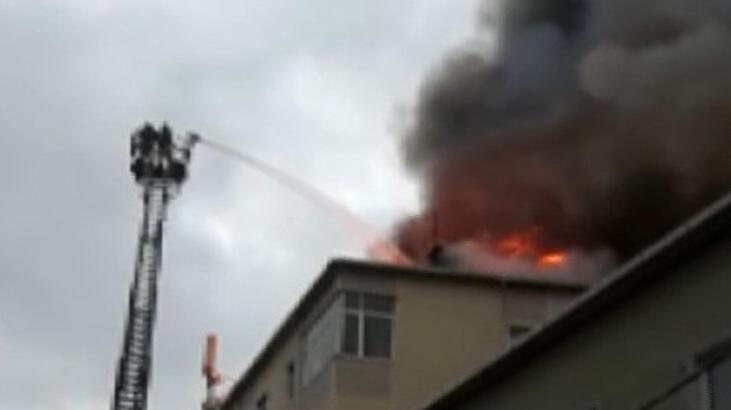 Tuzla’da 4 katlı binanın çatısında yangın