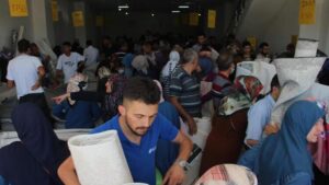 Ucuz halı almak isteyen vatandaşlar birbiriyle yarıştı, kapıda kuyruklar oluştu