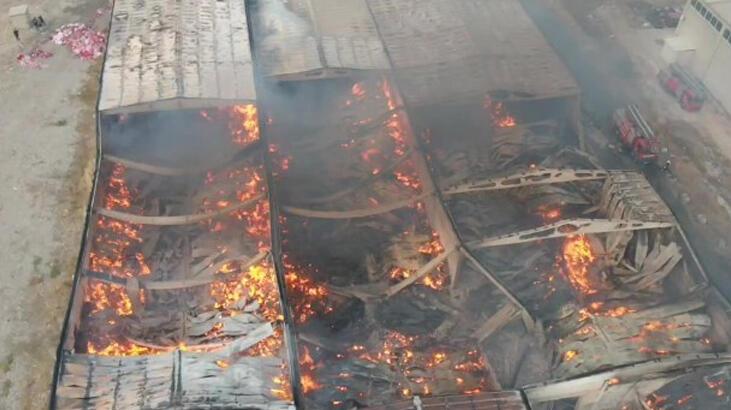 Uşak’taki depo yangını 12 saattir devam ediyor