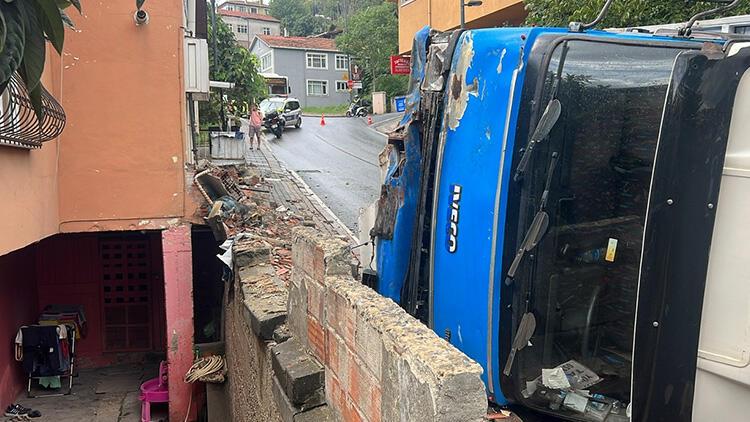 Üsküdar’da kaza! Kamyon devrildi, 3 kişi yara almadan kurtuldu
