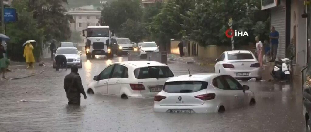 Uyarılar peş peşe geliyor! İstanbul’da kuvvetli sağanak yağış