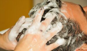 Uzmanından ‘şampuanın az köpüreni makbul’ tavsiyesi