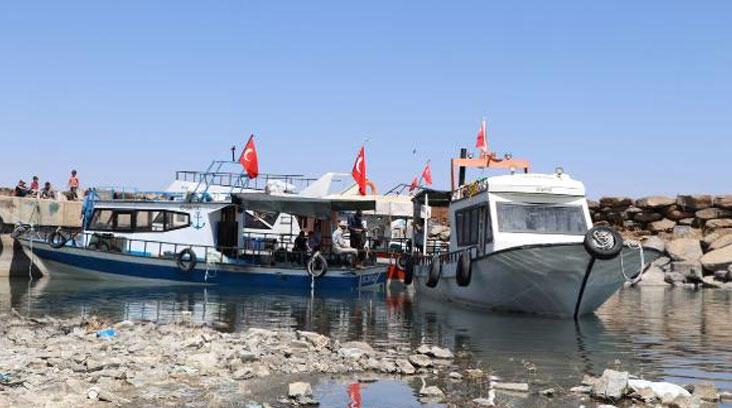 Van Gölü’nde alarm! Su seviyesi düştü, tekneler karaya oturdu