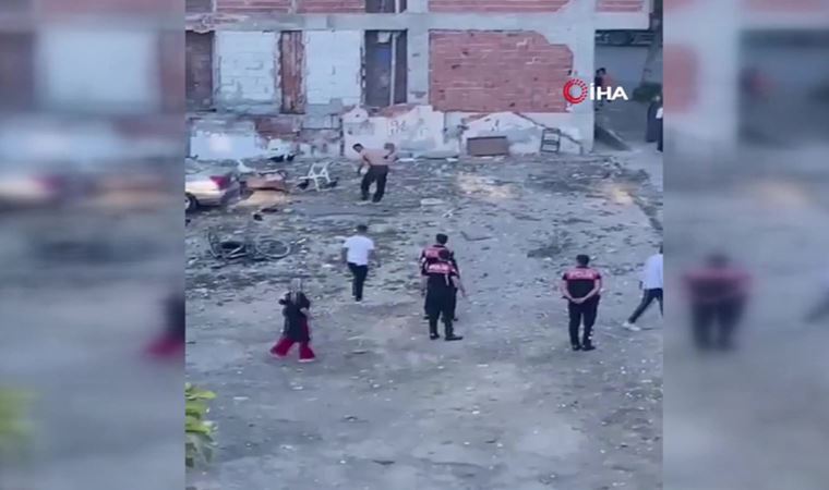 Yer: Bağcılar… Uyuşturucu kullandı, akrabalarının arabasını taşladı