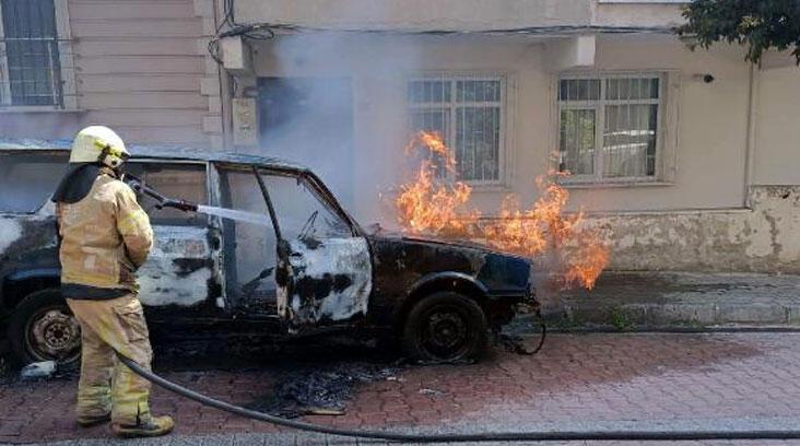 Yer: İstanbul! Kibritle oynayan çocuk otomobili yaktı